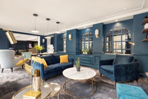 Lobby sitting area - Hôtel Le Royal (Paris)