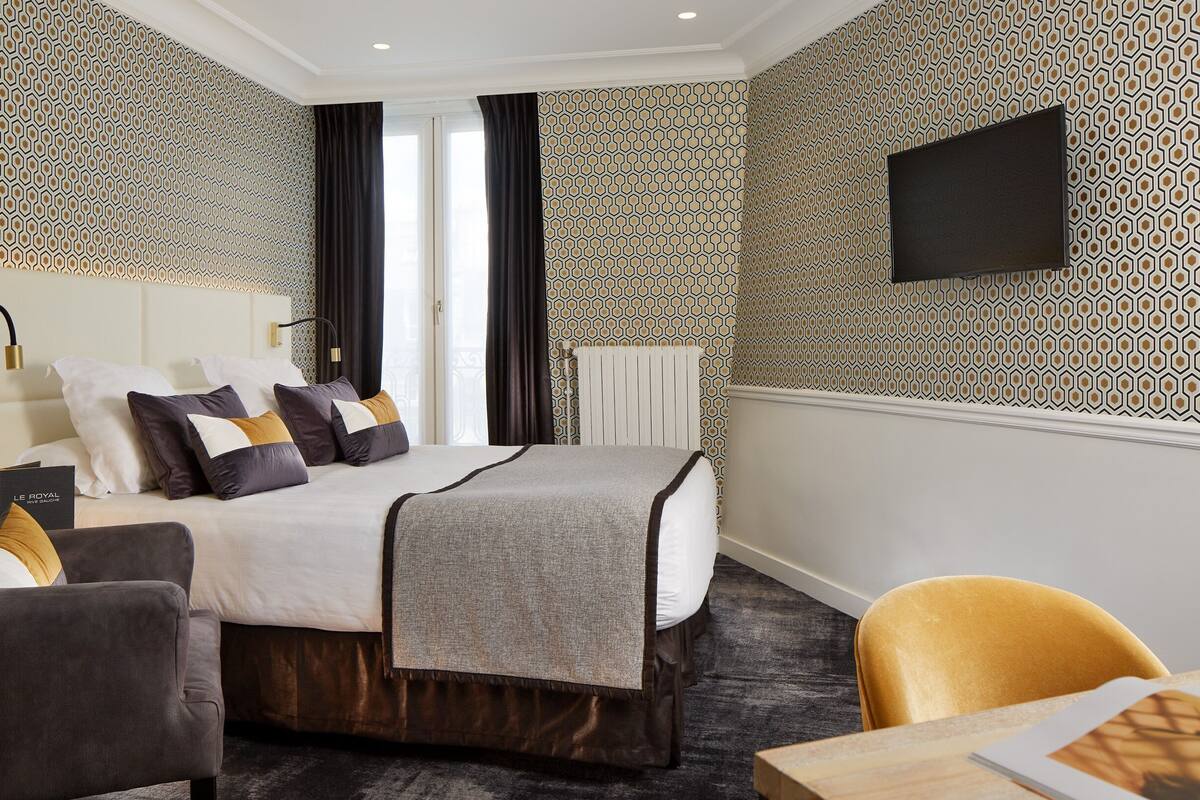 Premium bedding, pillowtop beds, in-room safe, desk