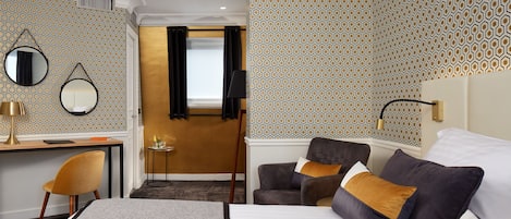 Suite – junior (Triple) | Sengetøy av topp kvalitet, senger med overmadrass og safe på rommet