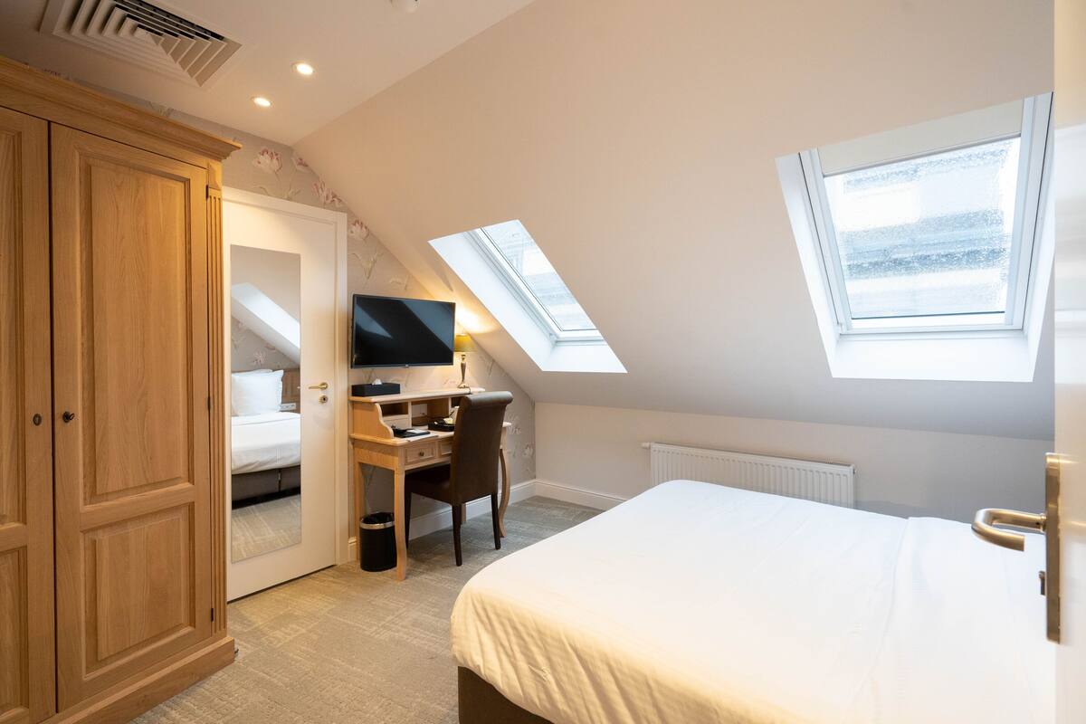 Budget Double (Velux) | Skrivebord, skrivebord for bærbar PC og strykejern/-brett