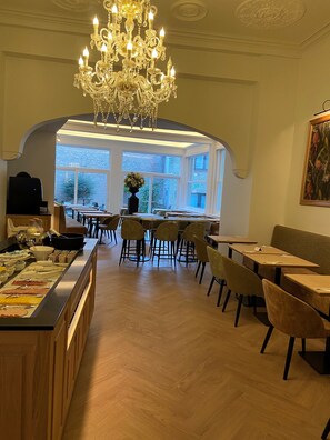 Daily buffet breakfast (EUR 20 per person) - Hotel du Theatre (Bruges)