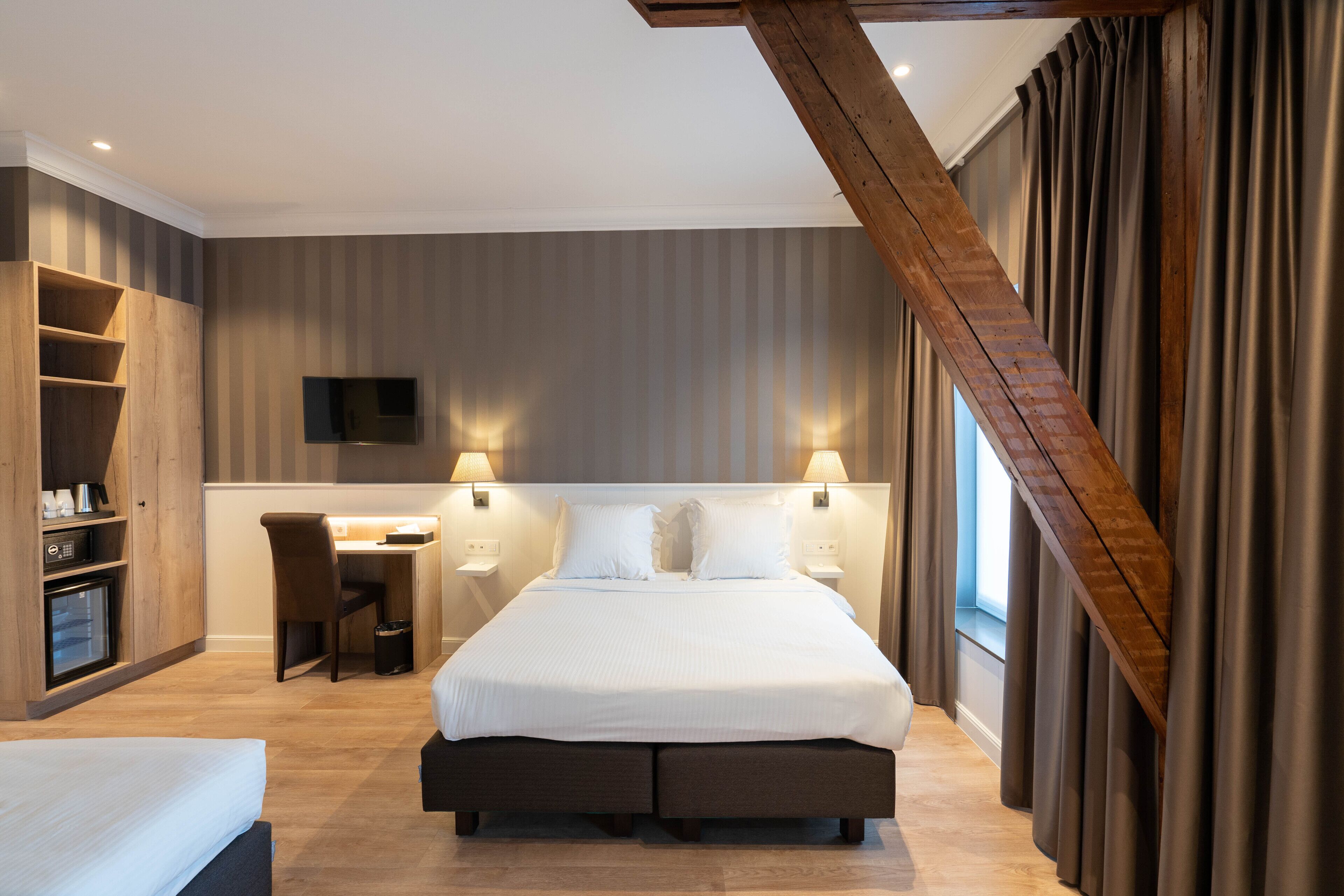 Vierbettzimmer | Schreibtisch, laptopgeeigneter Arbeitsplatz, Bügeleisen/Bügelbrett