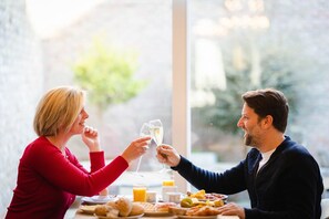 Bữa sáng buffet hàng ngày với phụ phí nhỏ 