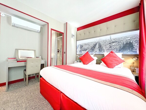 Une chambre d’hôtel avec un lit, un bureau, une chaise, une douche et une vue sur la ville.