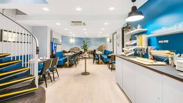 Desayuno buffet (EUR 16 por persona)