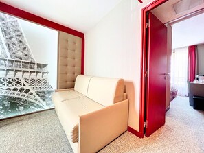 Family Room, 1 King Bed, Non Smoking (Twin bed on request) | Living area