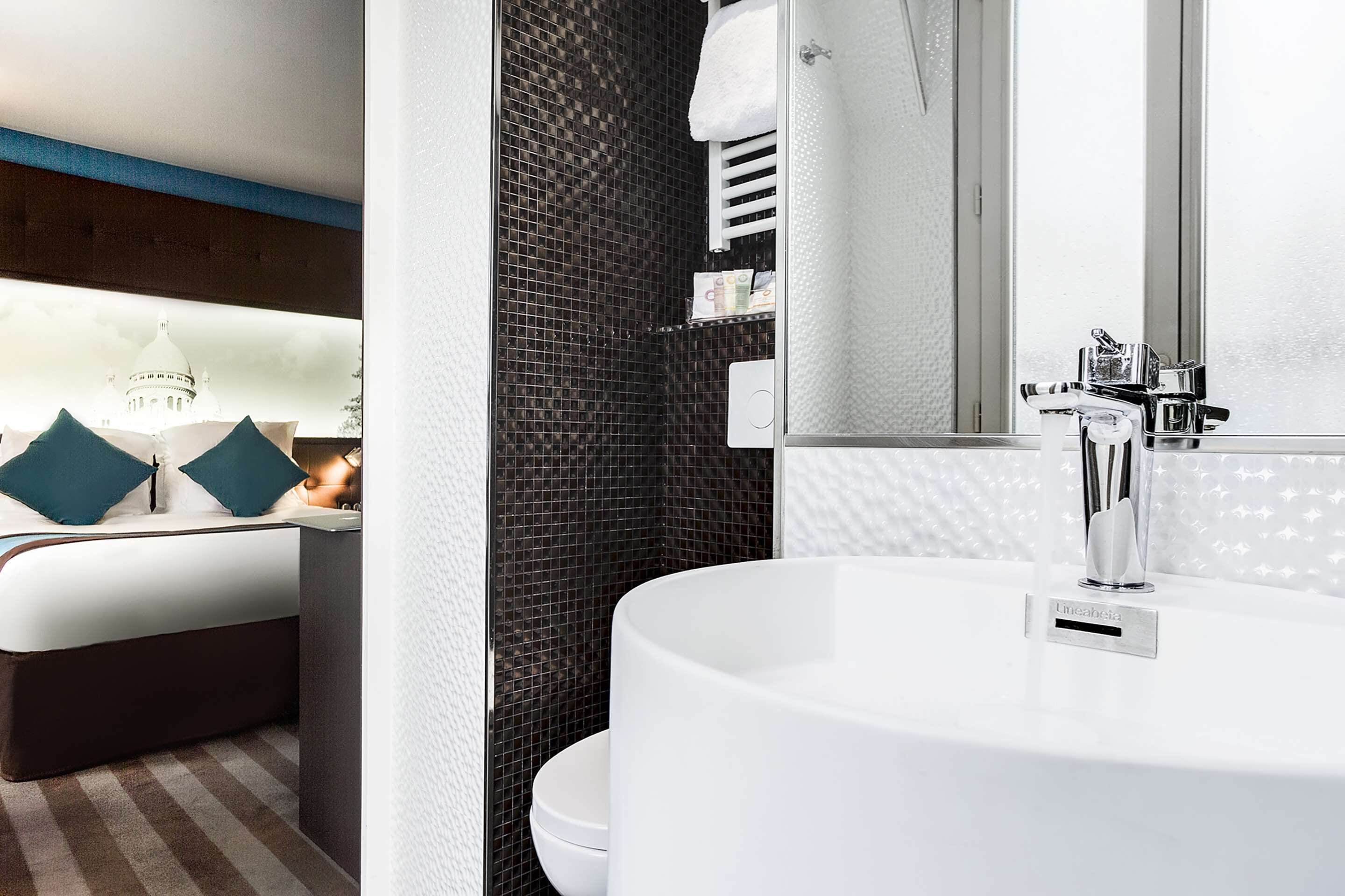 combined shower/bathtub, designer toiletries, hair dryer, slippers