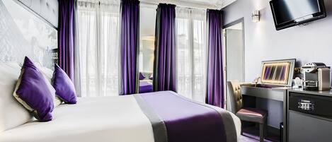 أغطية فراش متميزة وخزنة داخل الغرفة ومكتب وتجهيزات عازلة للصوت