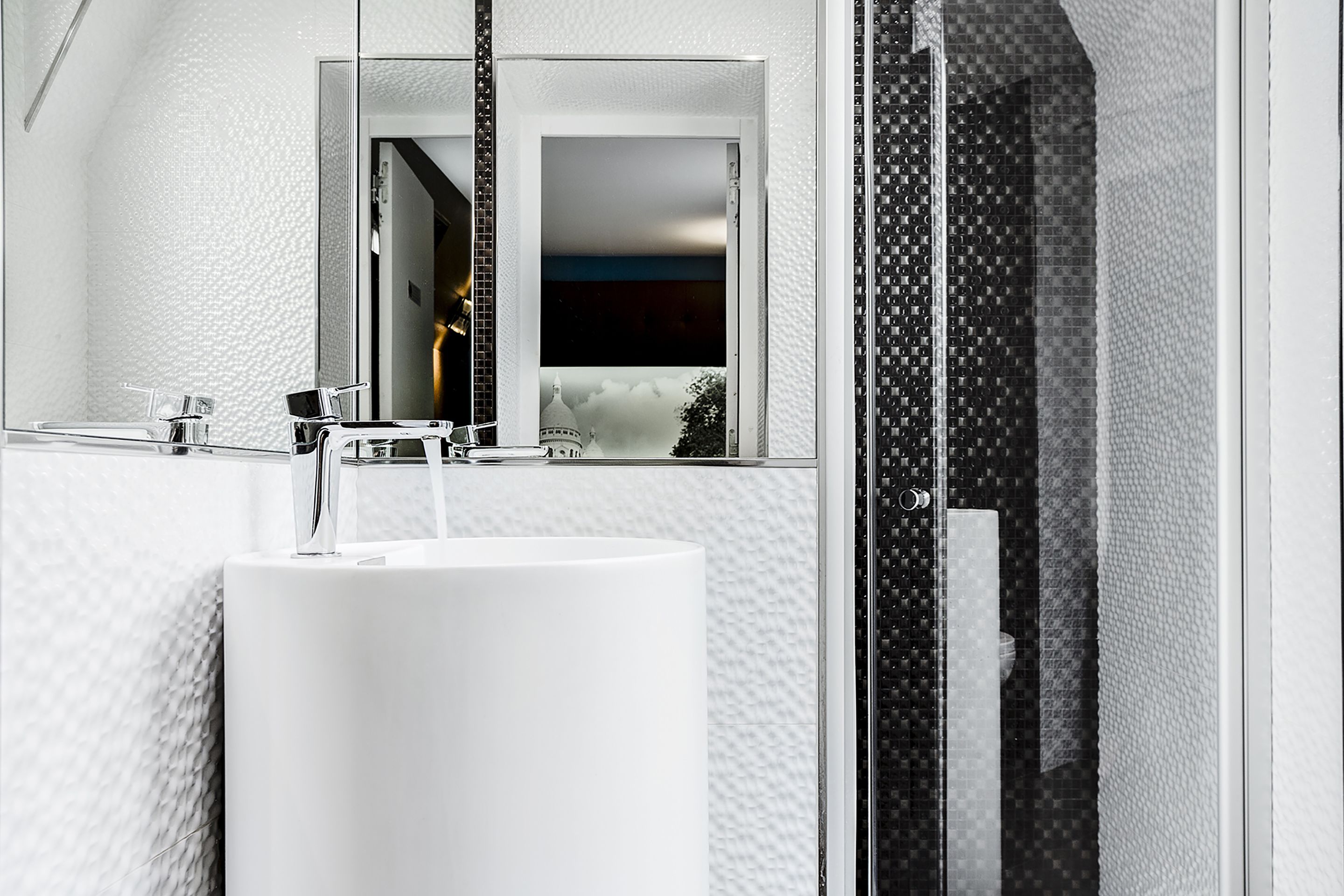 combined shower/bathtub, designer toiletries, hair dryer, slippers