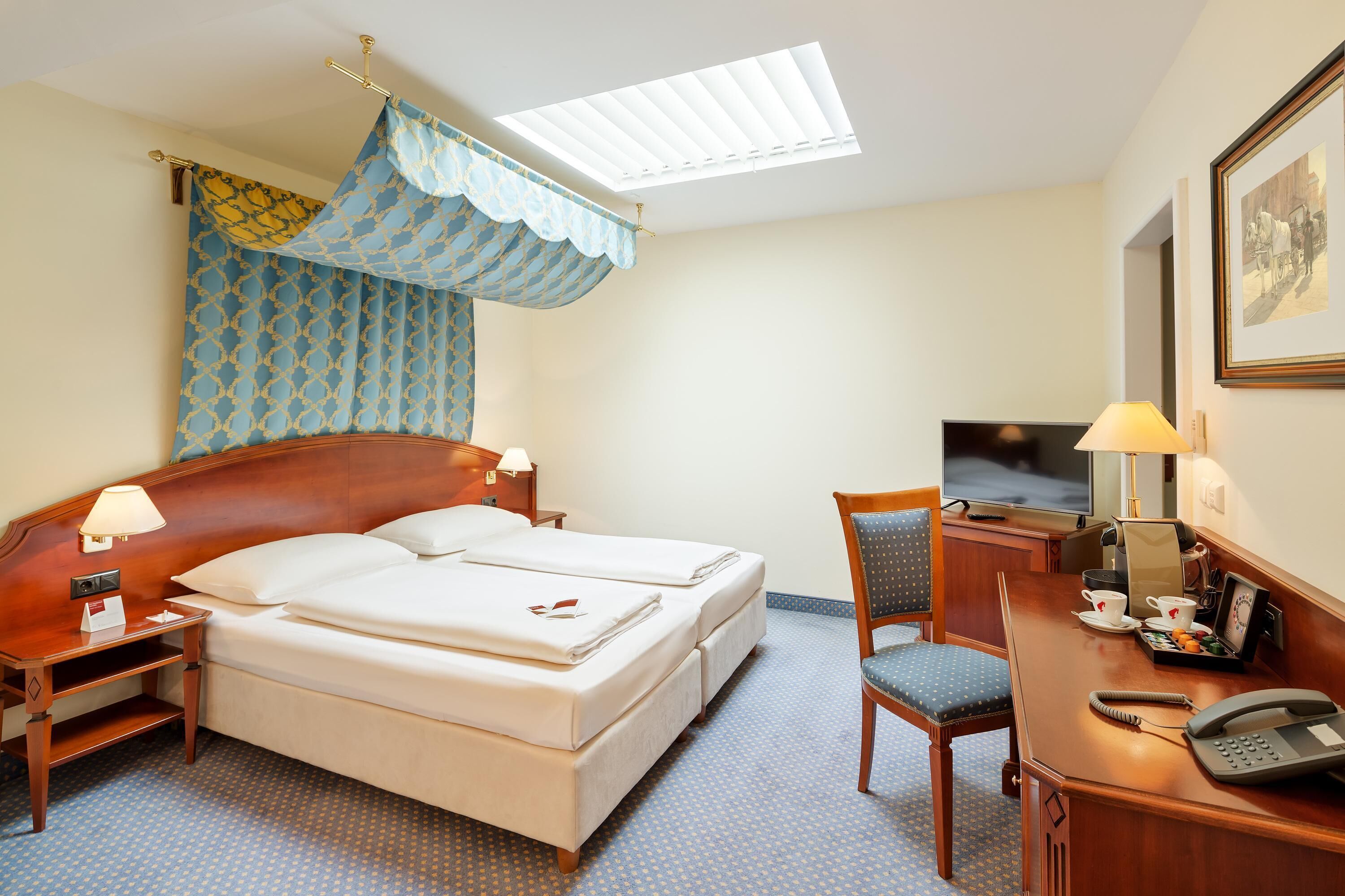 Zimmersafe, Schreibtisch, Verdunkelungsvorhänge, kostenloses WLAN