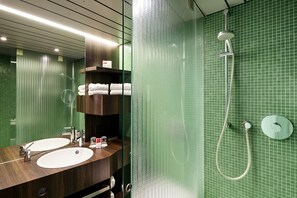 Habitación Premium | Baño | Ducha, secador de pelo y toallas