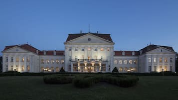 Facciata della struttura - sera/notte