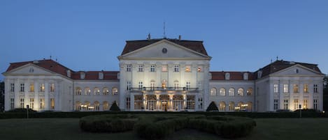 Fassade der Unterkunft – Abend/Nacht