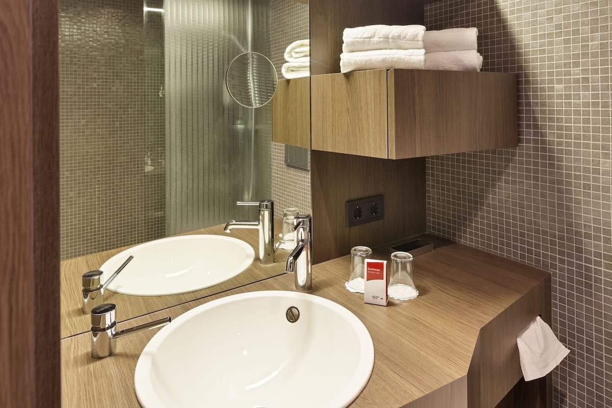 Suite junior | Baño | Ducha, secador de pelo y toallas