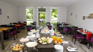 Een buffet met diverse gerechten en bestek.