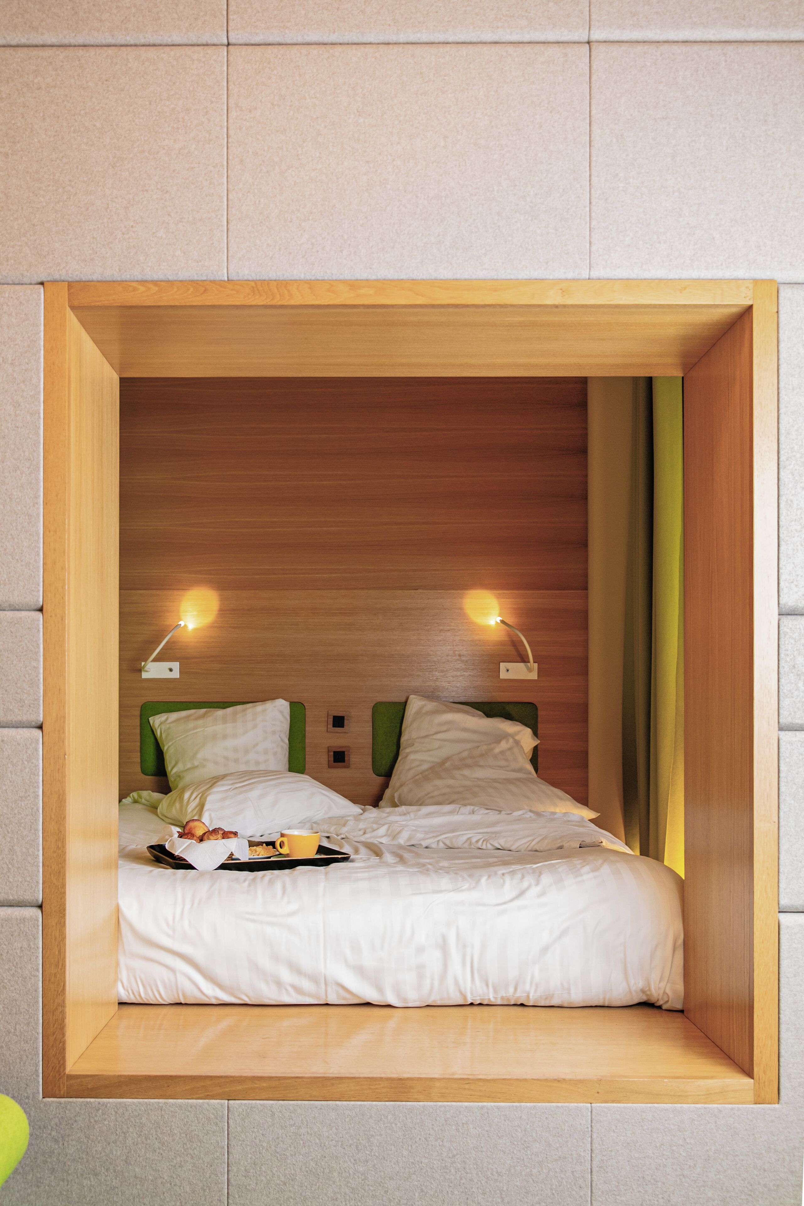Deluxe tweepersoonskamer (galileO) | Luxe beddengoed, een kluis op de kamer, een bureau, geluiddichte muren