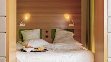 Deluxe tweepersoonskamer (galileO) | Luxe beddengoed, een kluis op de kamer, een bureau, geluiddichte muren