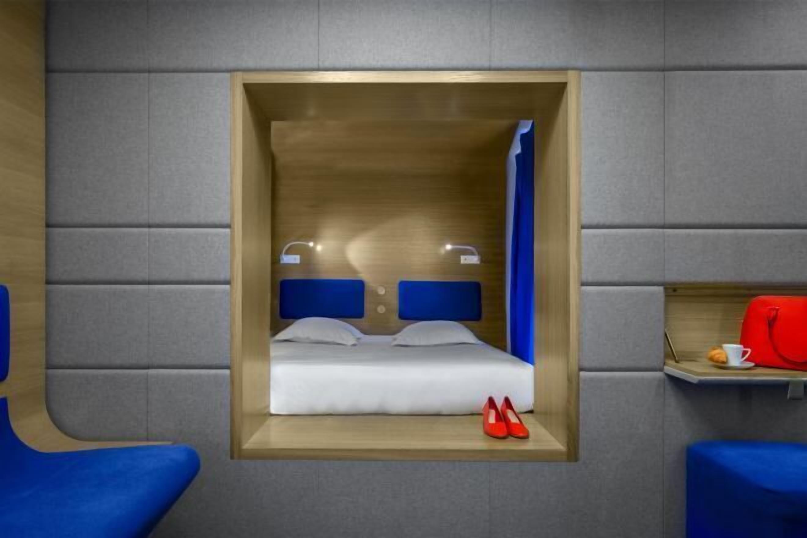 أغطية فراش متميزة وخزنة داخل الغرفة ومكتب وتجهيزات عازلة للصوت