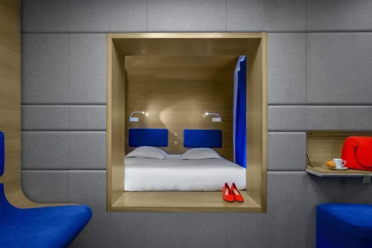 Ylelliset vuodevaatteet, tallelokero huoneessa, työpöytä, äänieristys