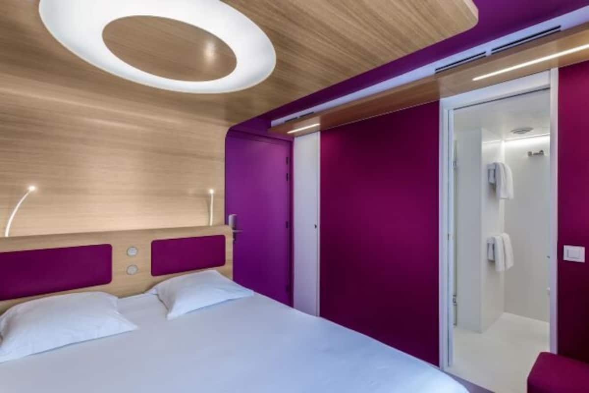 Ylelliset vuodevaatteet, tallelokero huoneessa, työpöytä, äänieristys