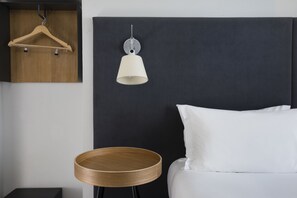 Huone | Ylelliset vuodevaatteet, tallelokero huoneessa
