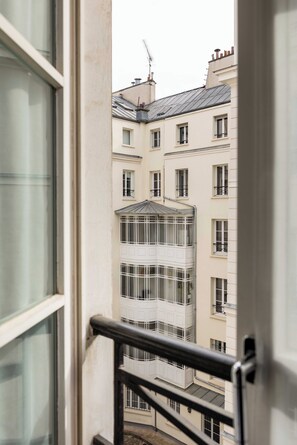 Chambre Deluxe Triple | Premium bedding, in-room safe, individually furnished, laptop workspace - Hôtel d'Espagne (Paris)