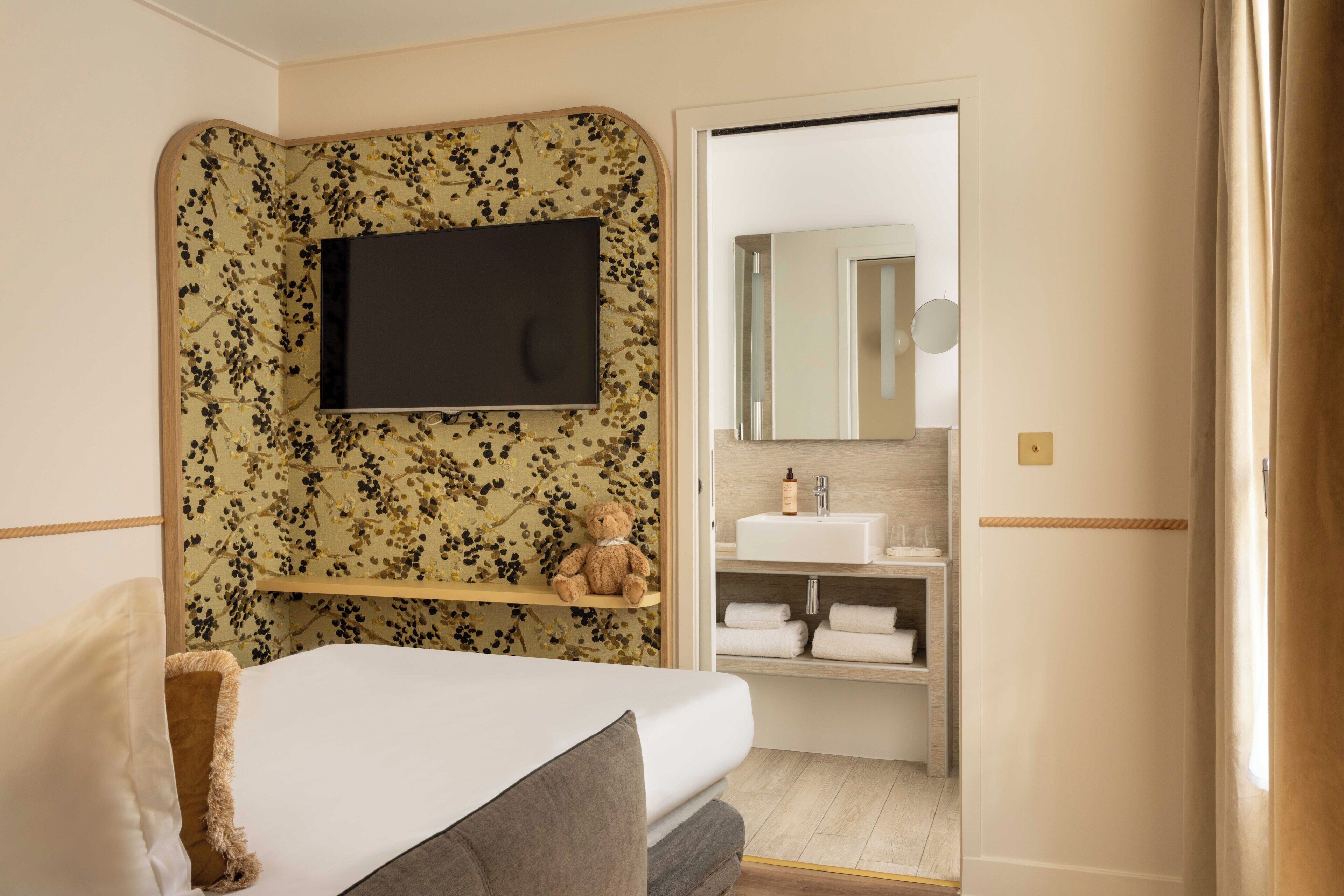 Chambre Deluxe Triple | Bathroom | Free toiletries, hair dryer, towels, soap