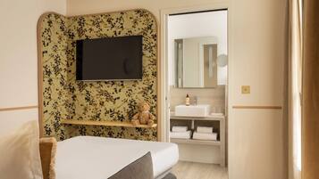Chambre Deluxe Triple | Bathroom | Free toiletries, hair dryer, towels, soap