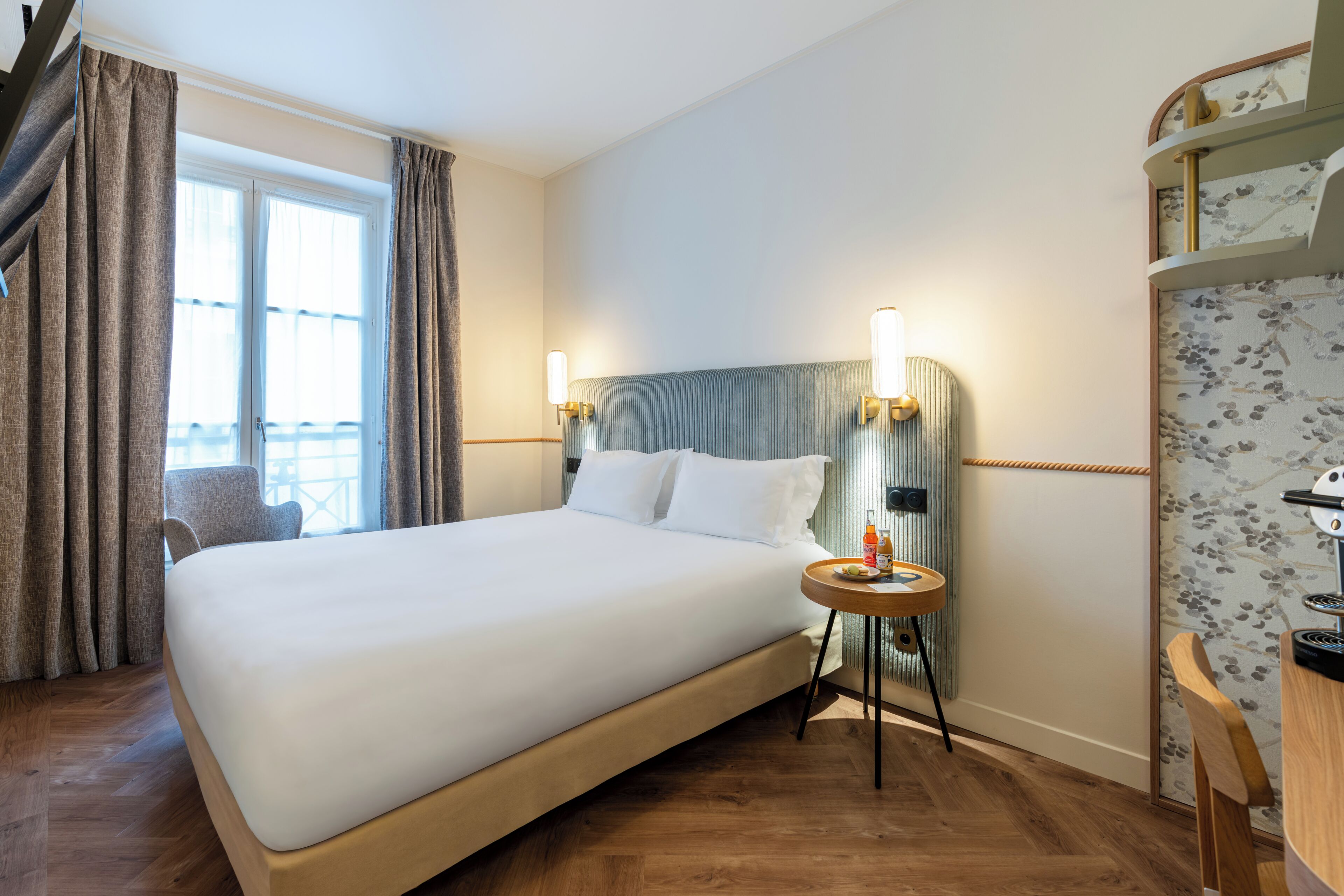 Ropa de cama de alta calidad y caja de seguridad en la habitación 