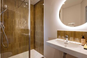 Junior Suite | Bilik Mandi | Kelengkapan dandanan diri percuma, pengering rambut, tuala disediakan 