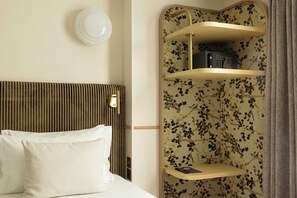 Ropa de cama de alta calidad y caja de seguridad en la habitación 