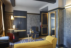 Deluxe Double Room | Minibar, in-room safe, desk, blackout drapes