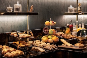 Tägliches Frühstücksbuffet (17 EUR pro Person)