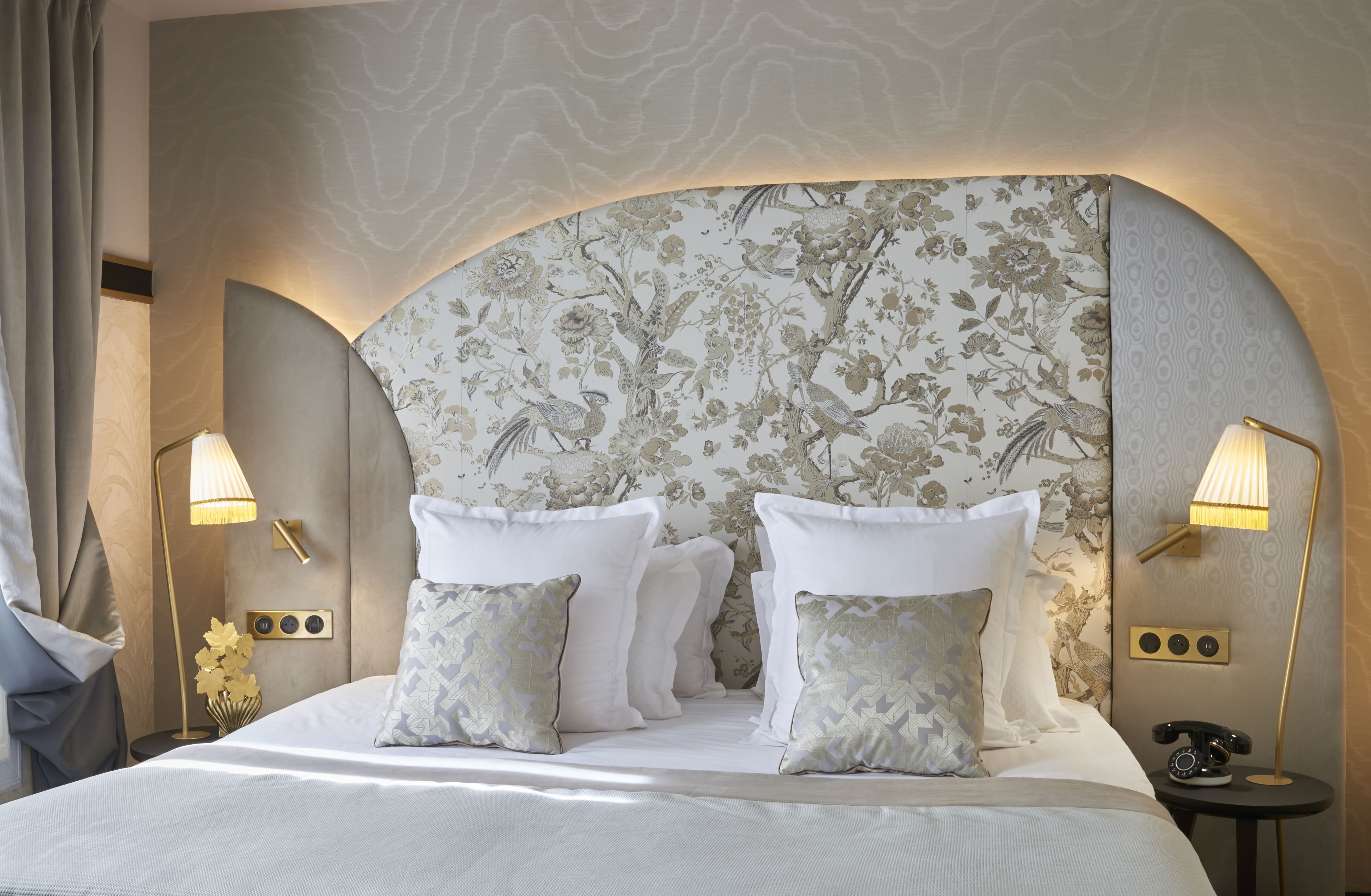 deluxe double room | 1 bedroom, minibar, in-room safe, desk