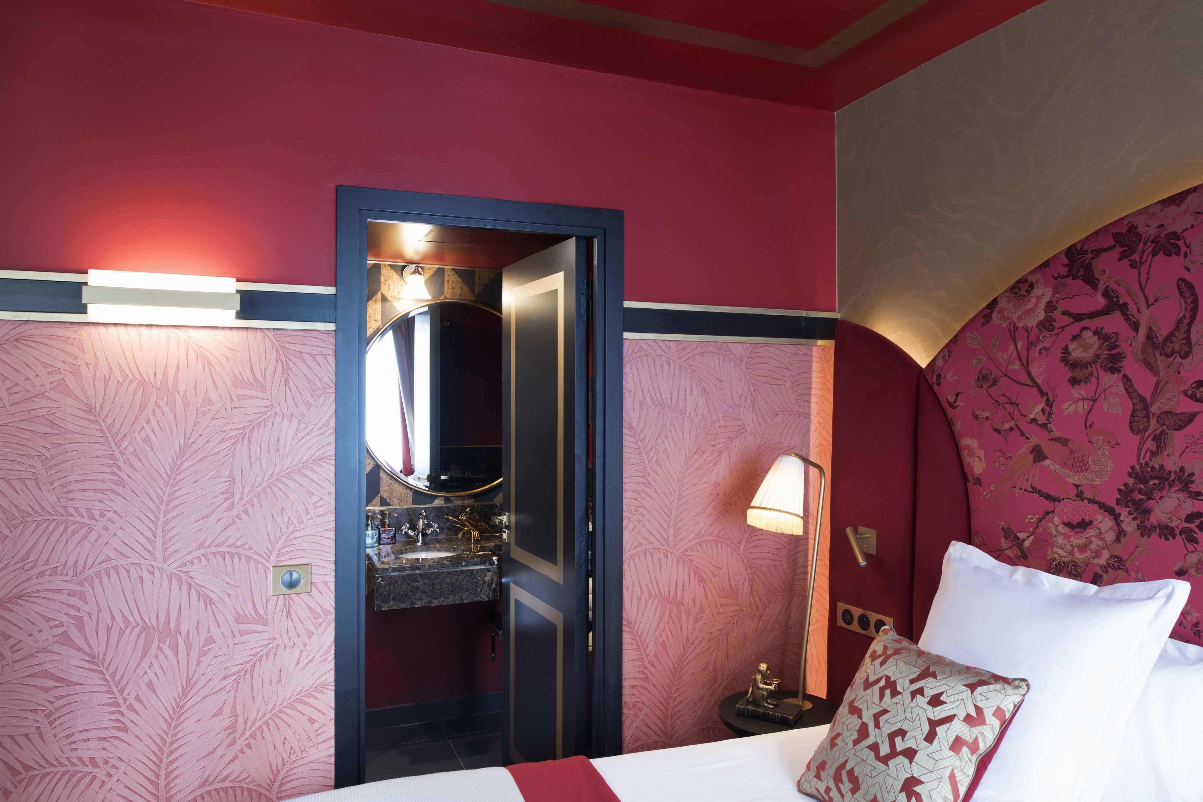 deluxe double room | 1 bedroom, minibar, in-room safe, desk