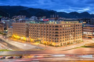 Fachada de la propiedad por la tarde o noche