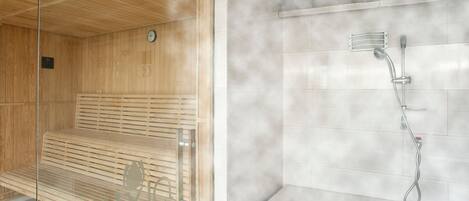 Una sauna con bancos de madera y ducha de vapor.