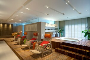 Salas de tratamiento para parejas, un sauna, una bañera de hidromasaje