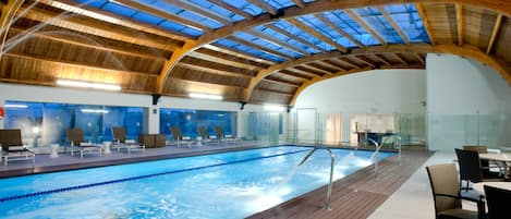Piscine couverte, accès possible de 09 h 00 à 18 h 00, chaises longues