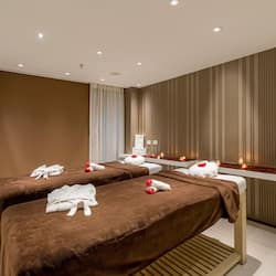 Couples treatment room(s), sauna, hot tub, steam room