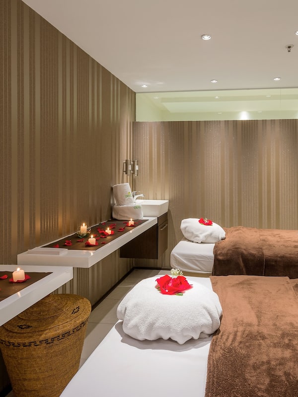 Couples treatment room(s), sauna, hot tub, steam room