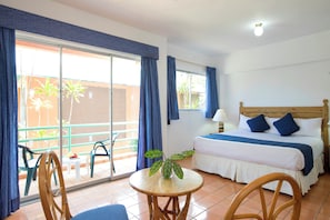 A hotel room with a bed, a table, chairs, and a view of the outside. - Whala!boca Chica (Boca Chica)