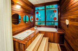Sauna, hot springs/mineral springs, body treatments, aromatherapy