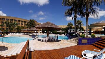 4 outdoor pools, pool loungers