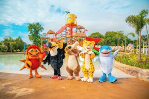 4 座室外游泳池，提供日光浴躺椅