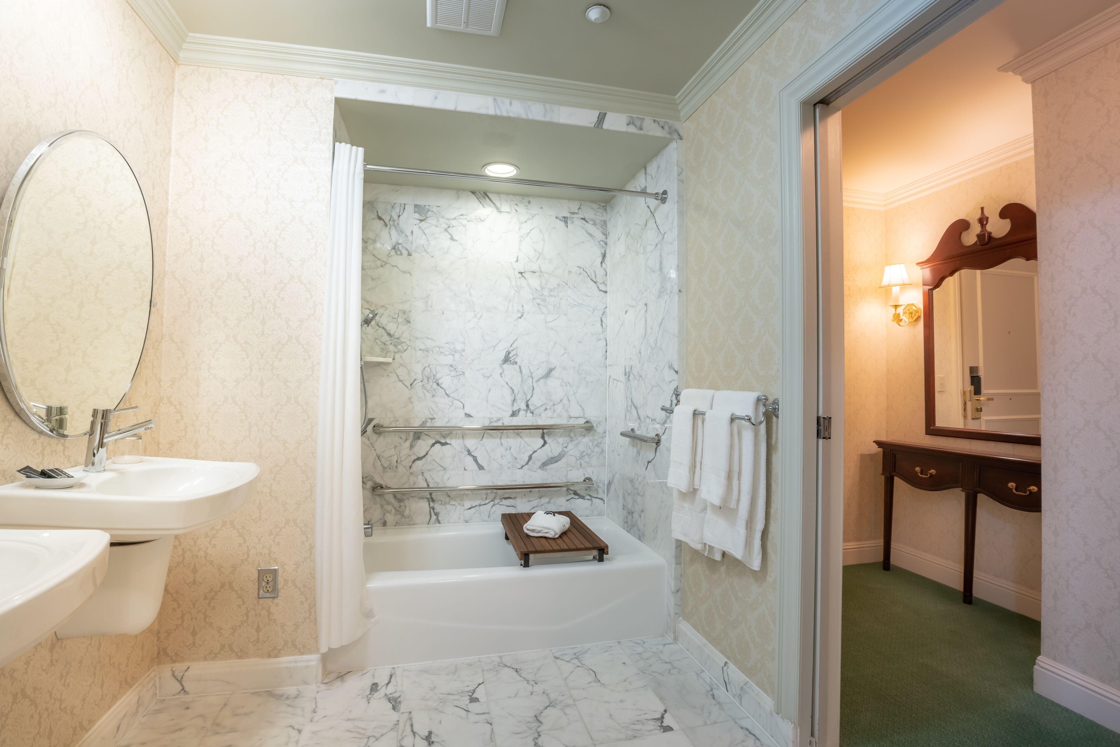 combined shower/bathtub, rainfall showerhead, free toiletries