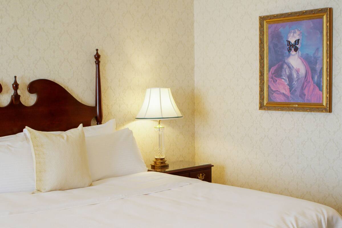 Deluxe King | In-room safe, desk, laptop workspace, blackout drapes