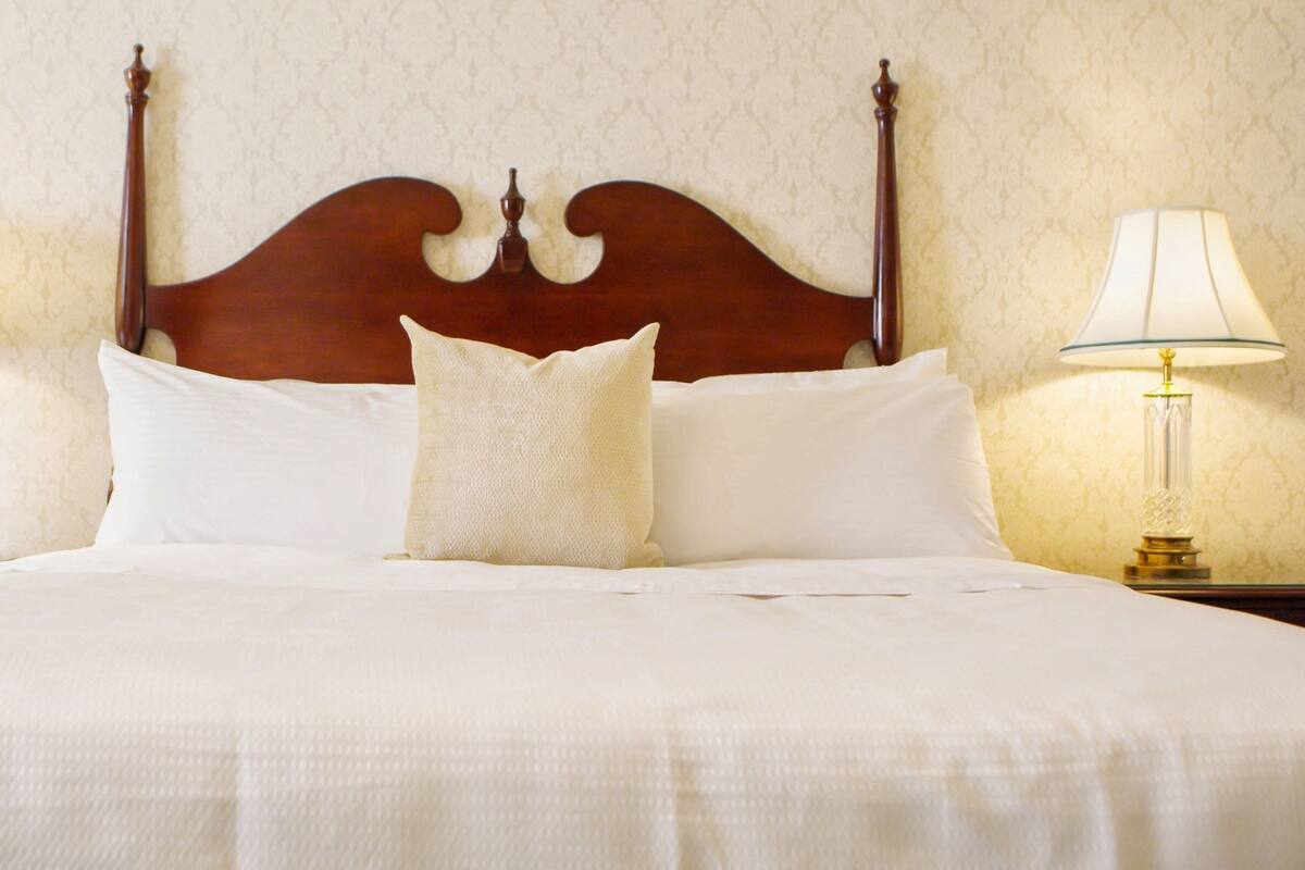 Deluxe King - Accessible | In-room safe, desk, laptop workspace, blackout drapes