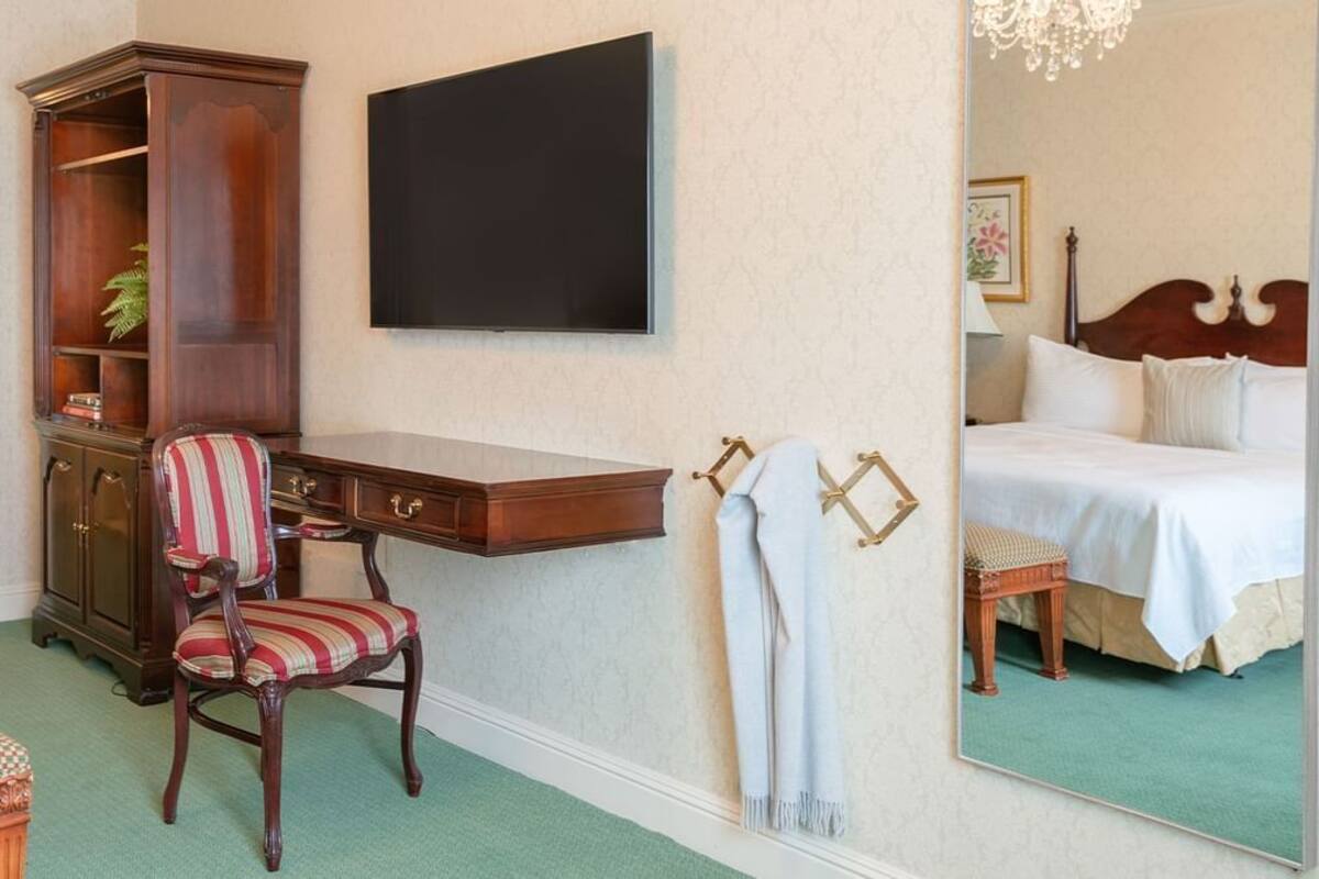 Executive King - Accessible | In-room safe, desk, laptop workspace, blackout drapes