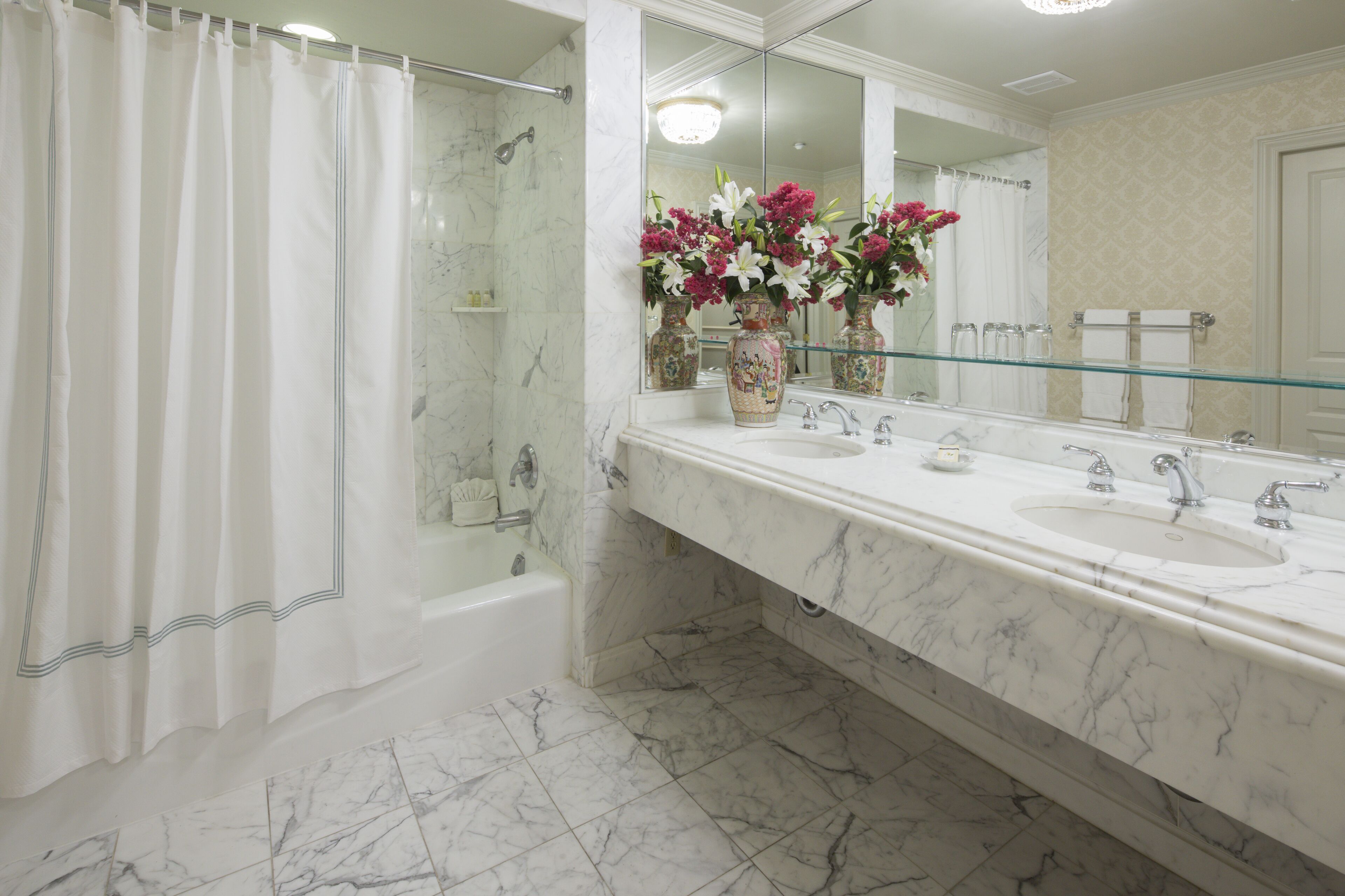 combined shower/bathtub, rainfall showerhead, free toiletries